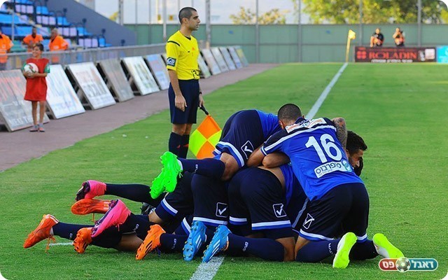 שחקני עפולה חוגגים. התגעגעו להרגשת הניצחון (ארנון לוי)